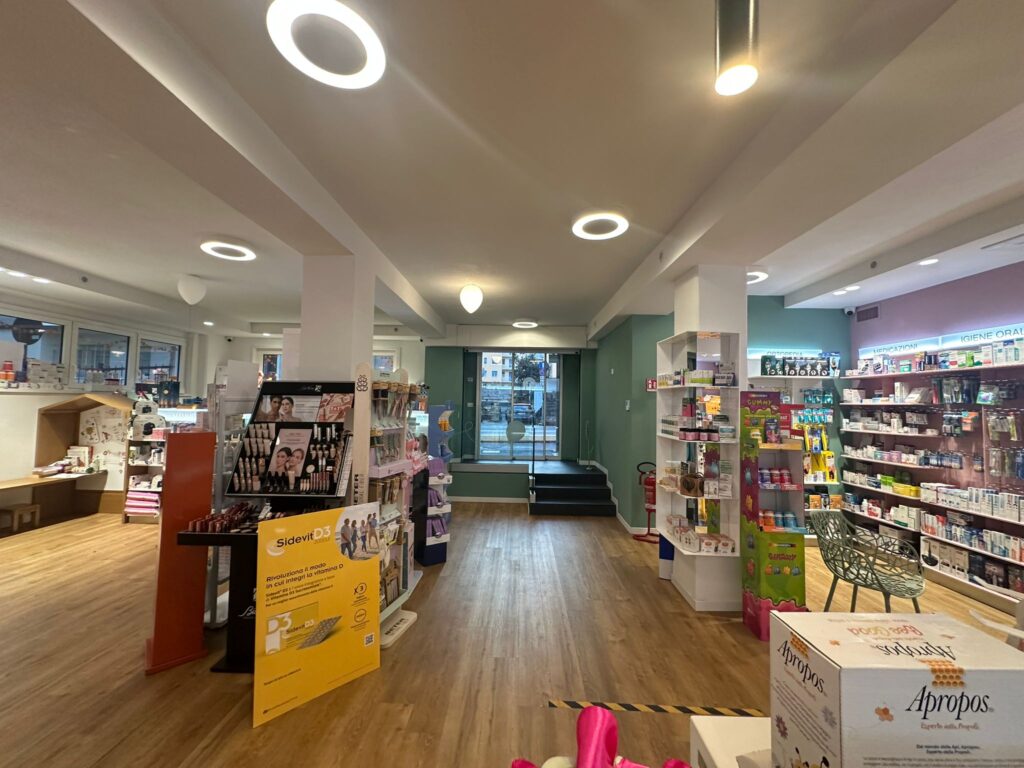 Sala vendita della parafarmacia in via Mantova a Brescia con pavimento in LVT effetto rovere e pareti verde salvia