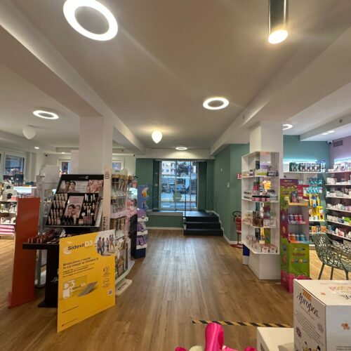 Sala vendita della parafarmacia in via Mantova a Brescia con pavimento in LVT effetto rovere e pareti verde salvia
