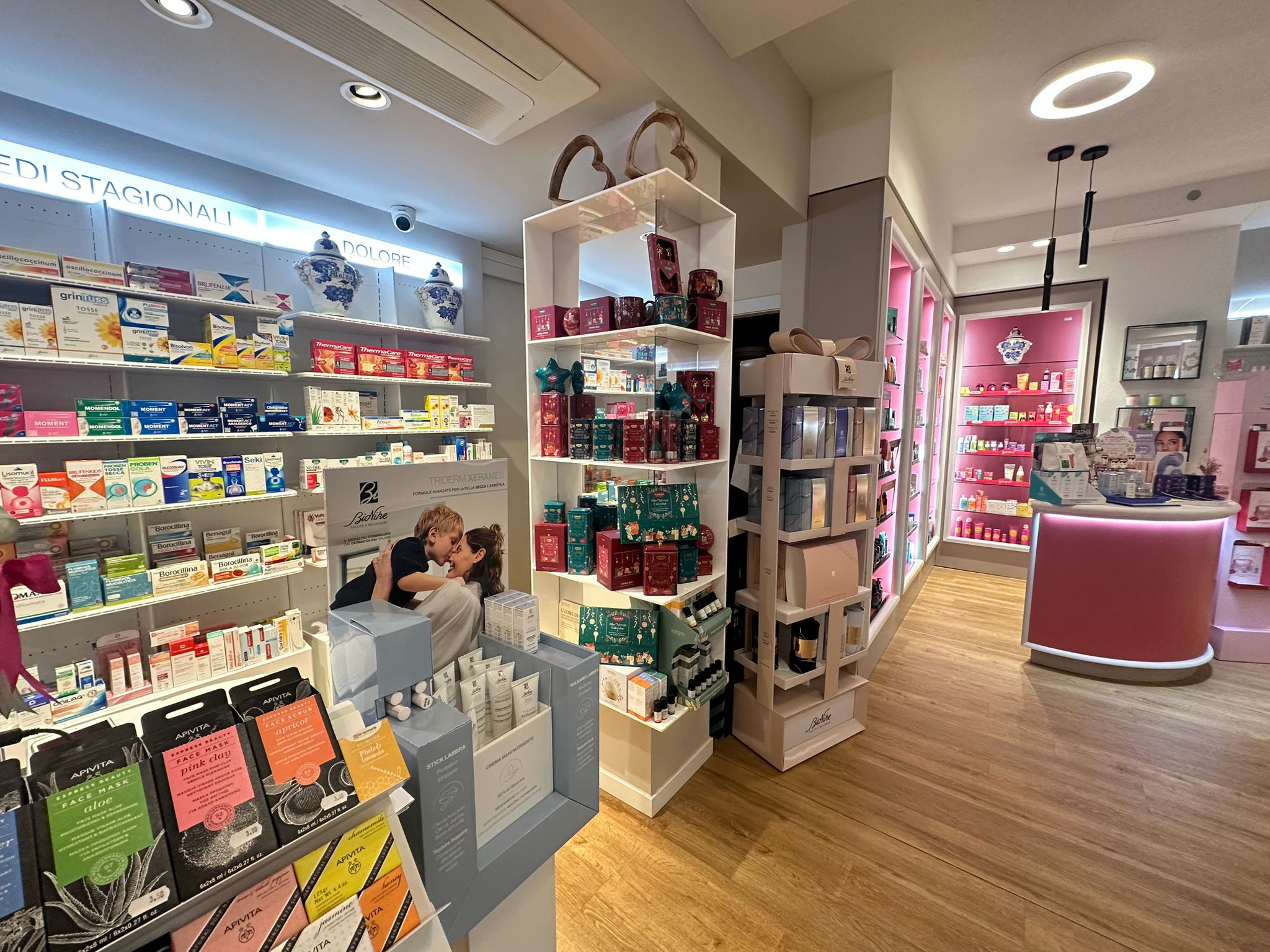 Espositori del reparto dermocosmesi con nicchie retroilluminate rosa