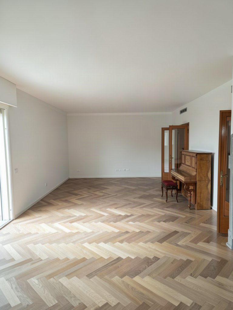 Soggiorno di 200 mq con parquet a spina e porte originali in legno mantenute