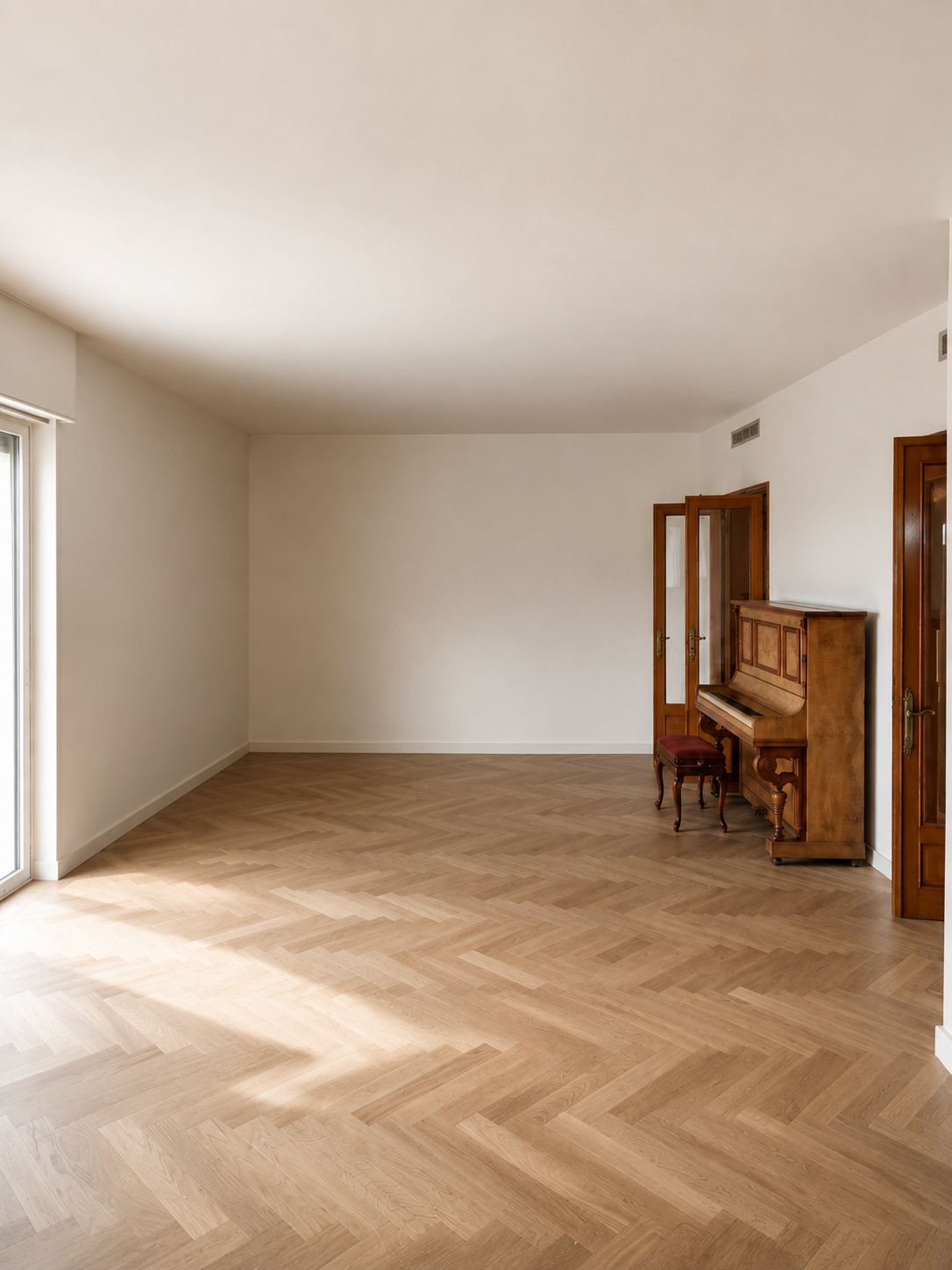 Soggiorno con parquet a spina, porte originali in legno e pianoforte d epoca