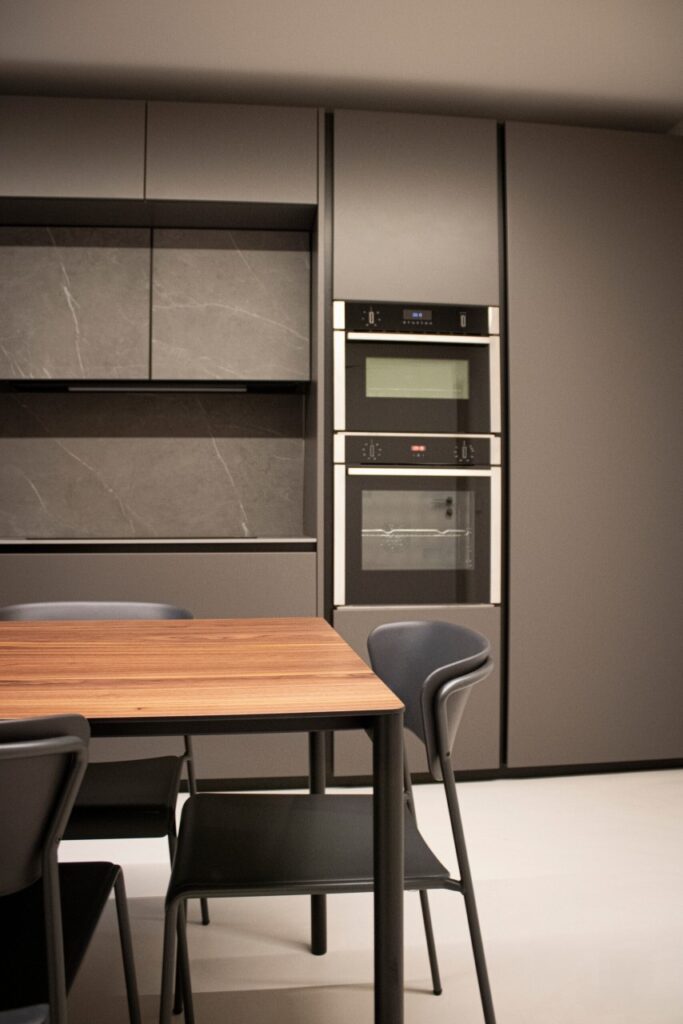 Cucina con piano di lavoro in legno e forni a colonna