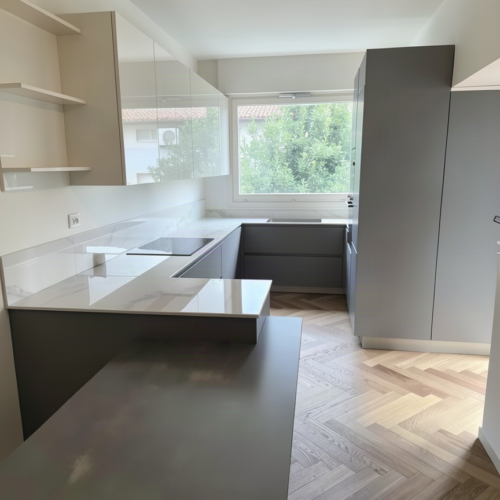 Cucina a U con piano effetto marmo, penisola e piano cottura a induzione