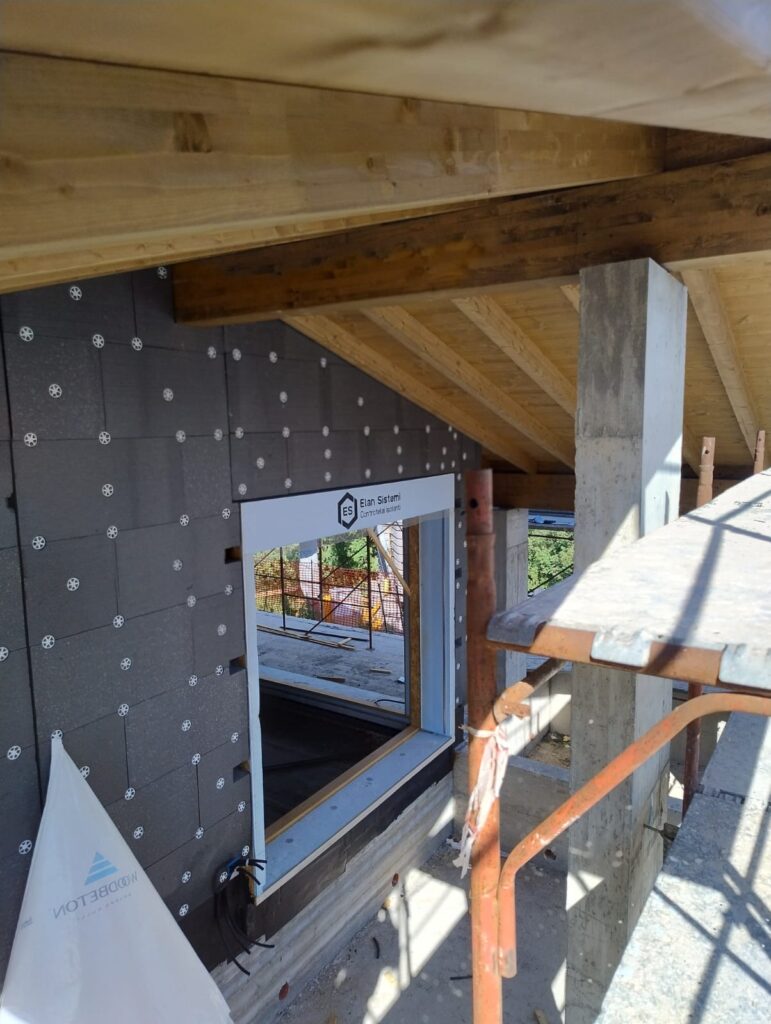 Nodo serramento parete con controtelaio isolante posato prima della finestra e cappotto in EPS con grafite
