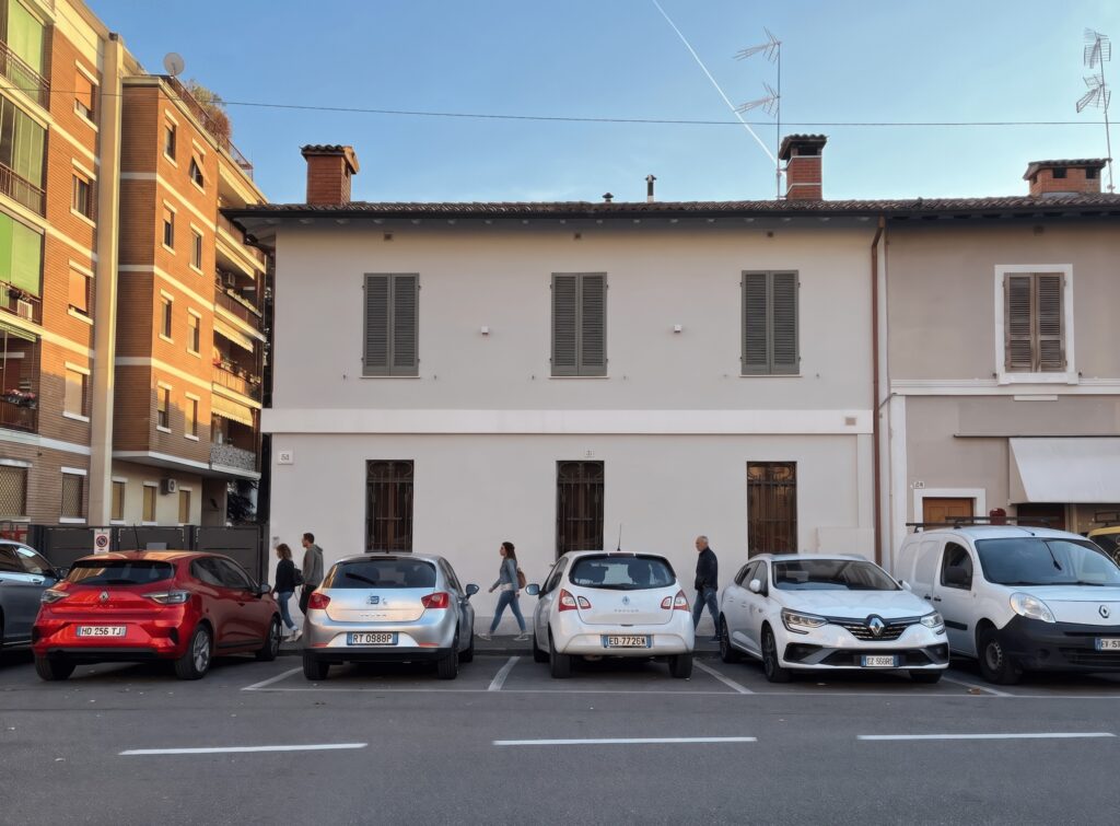 Fotografia della facciata su strada allo stato di fatto, progetto Salama a Brescia