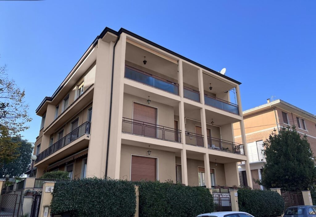 Edificio in zona Ring a Brescia che ospita lo studentato ricavato da un ex ufficio