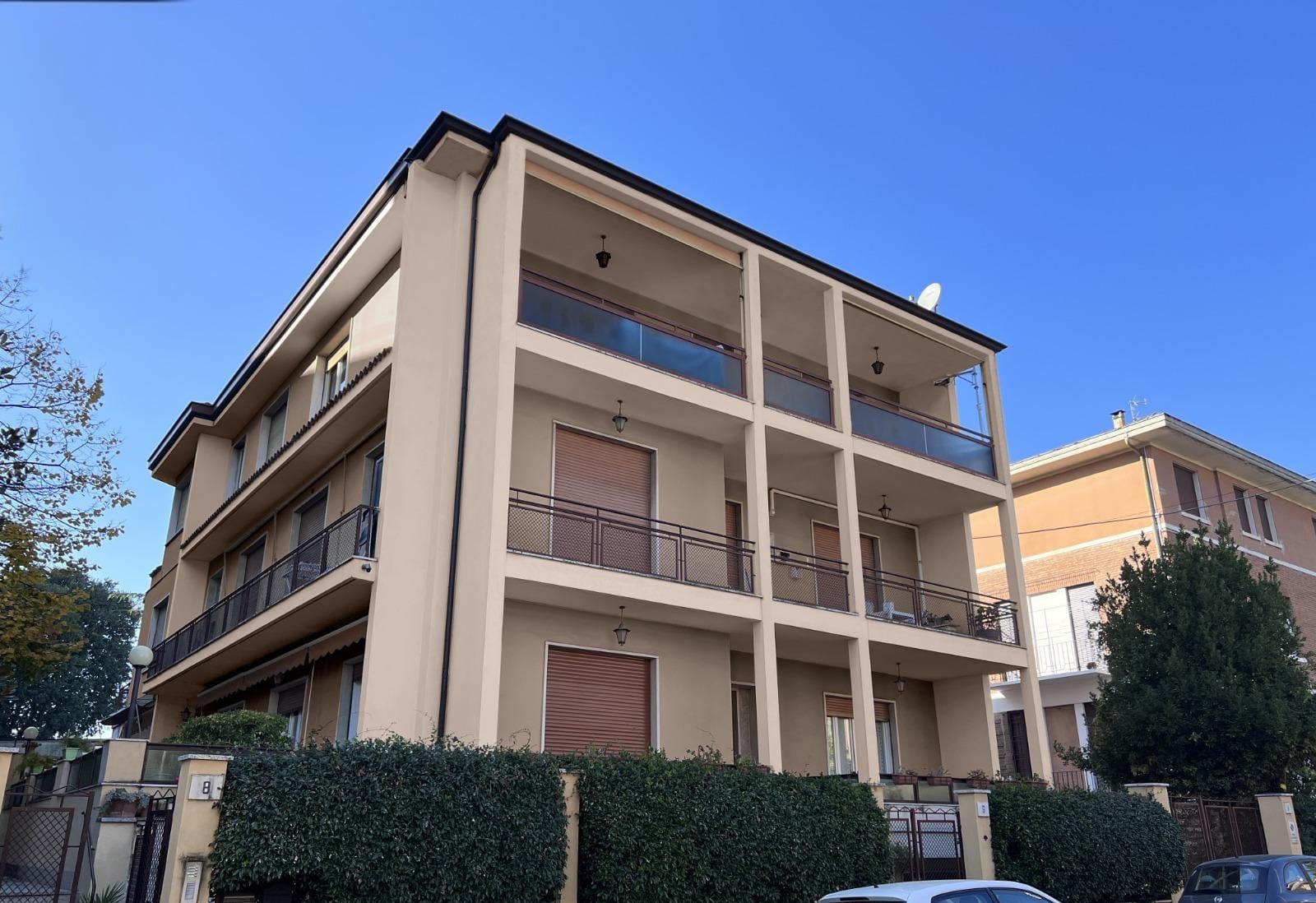 Edificio in zona Ring a Brescia che ospita lo studentato ricavato da un ex ufficio